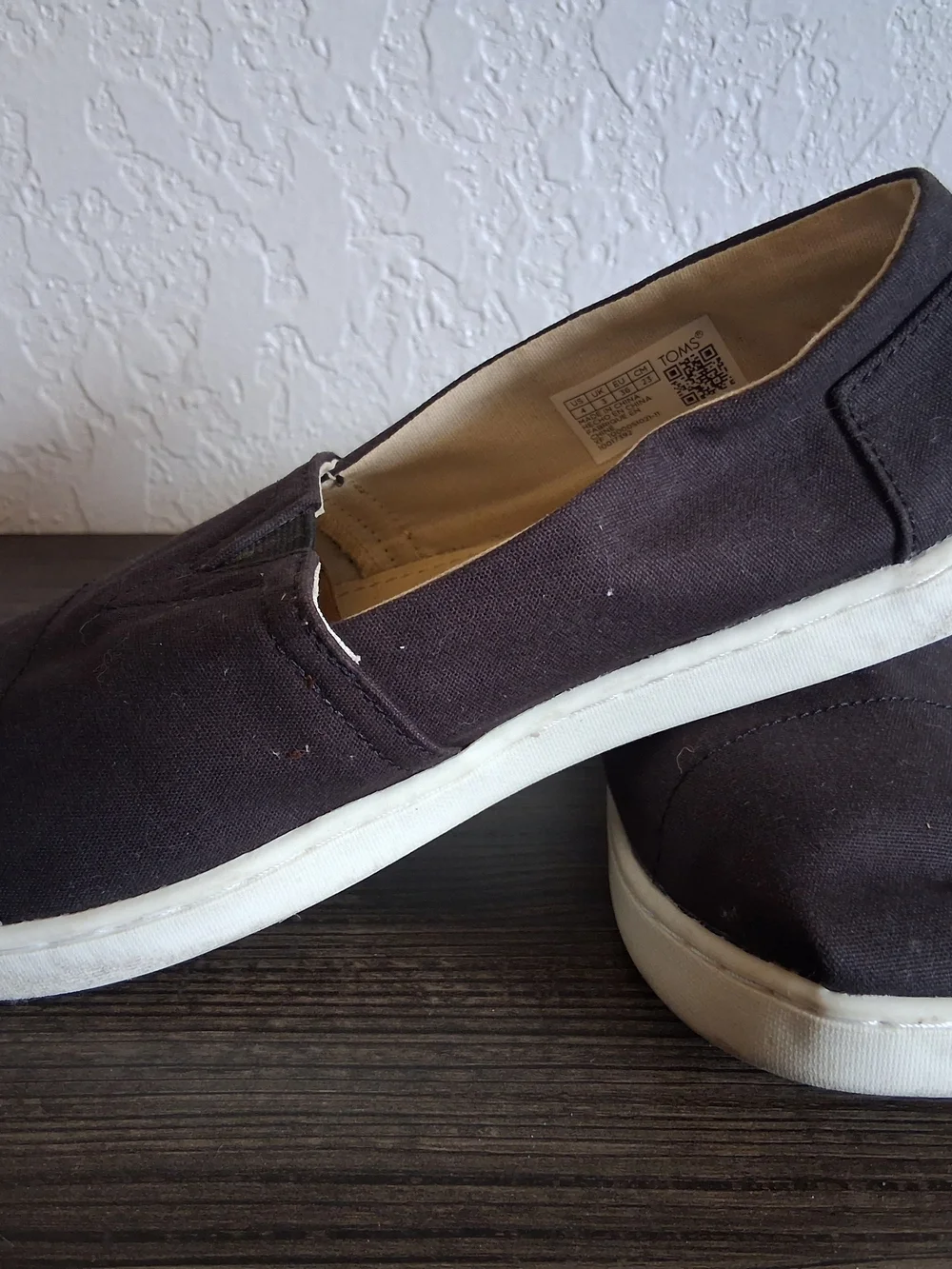 ​TOMS Youth Size 4 Black Canvas Slip On Alpargata Shoes White Sole Y4
